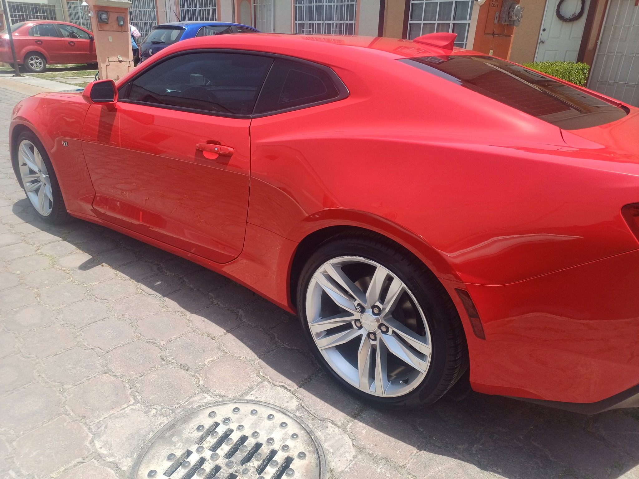 Camaro rojo detallado