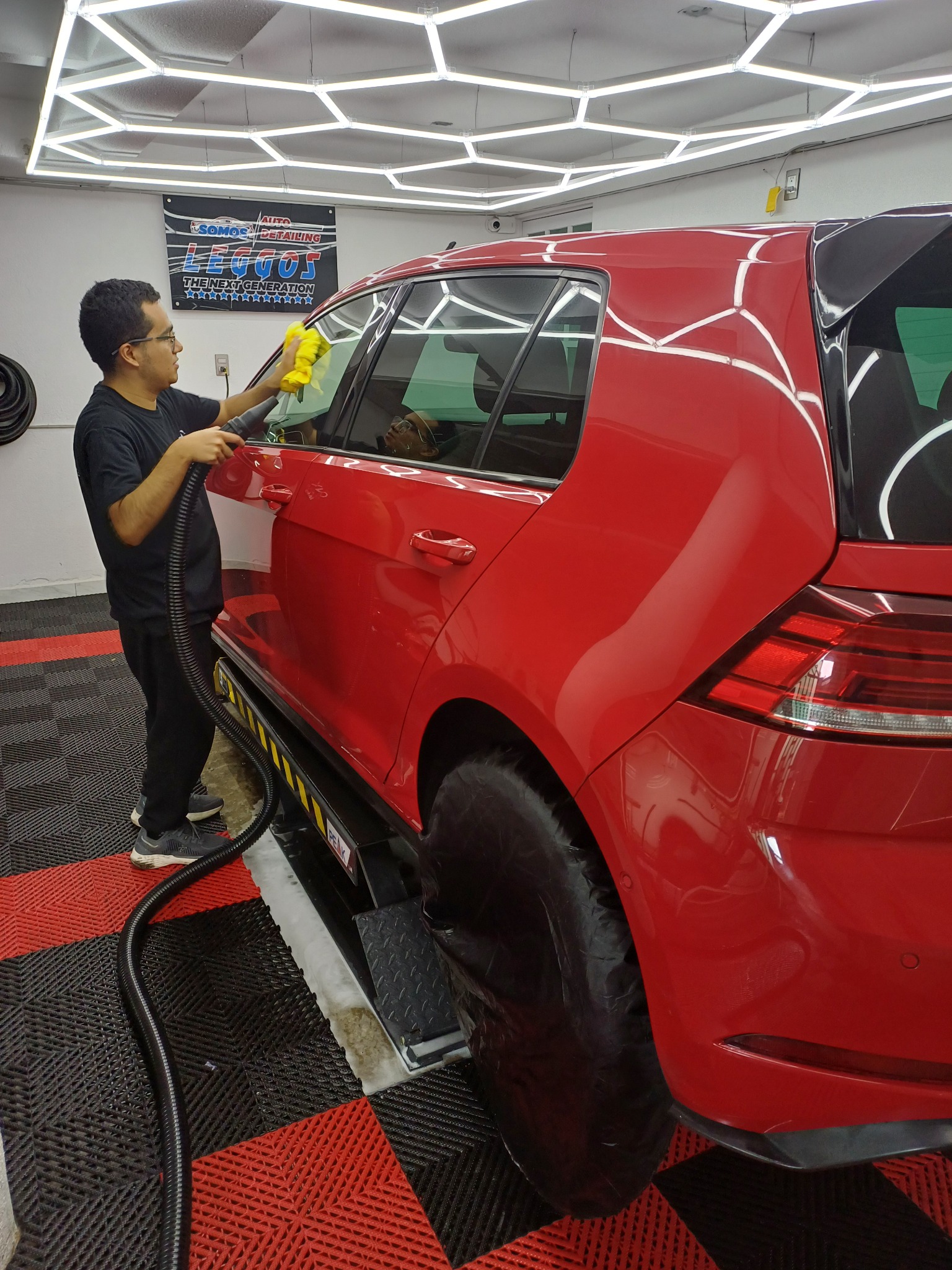 Volkswagen Golf rojo durante proceso de detailing