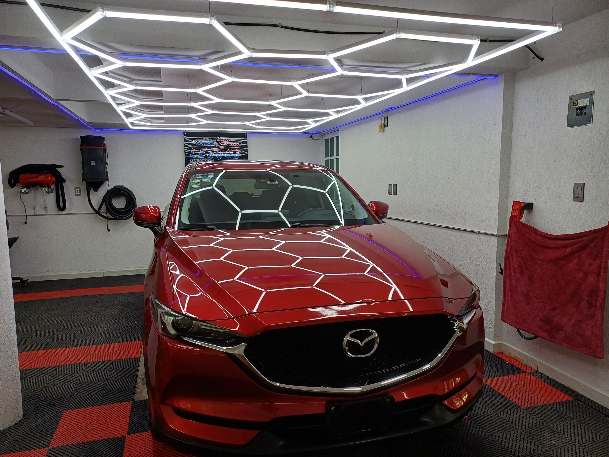 Mazda rojo bajo iluminación técnica