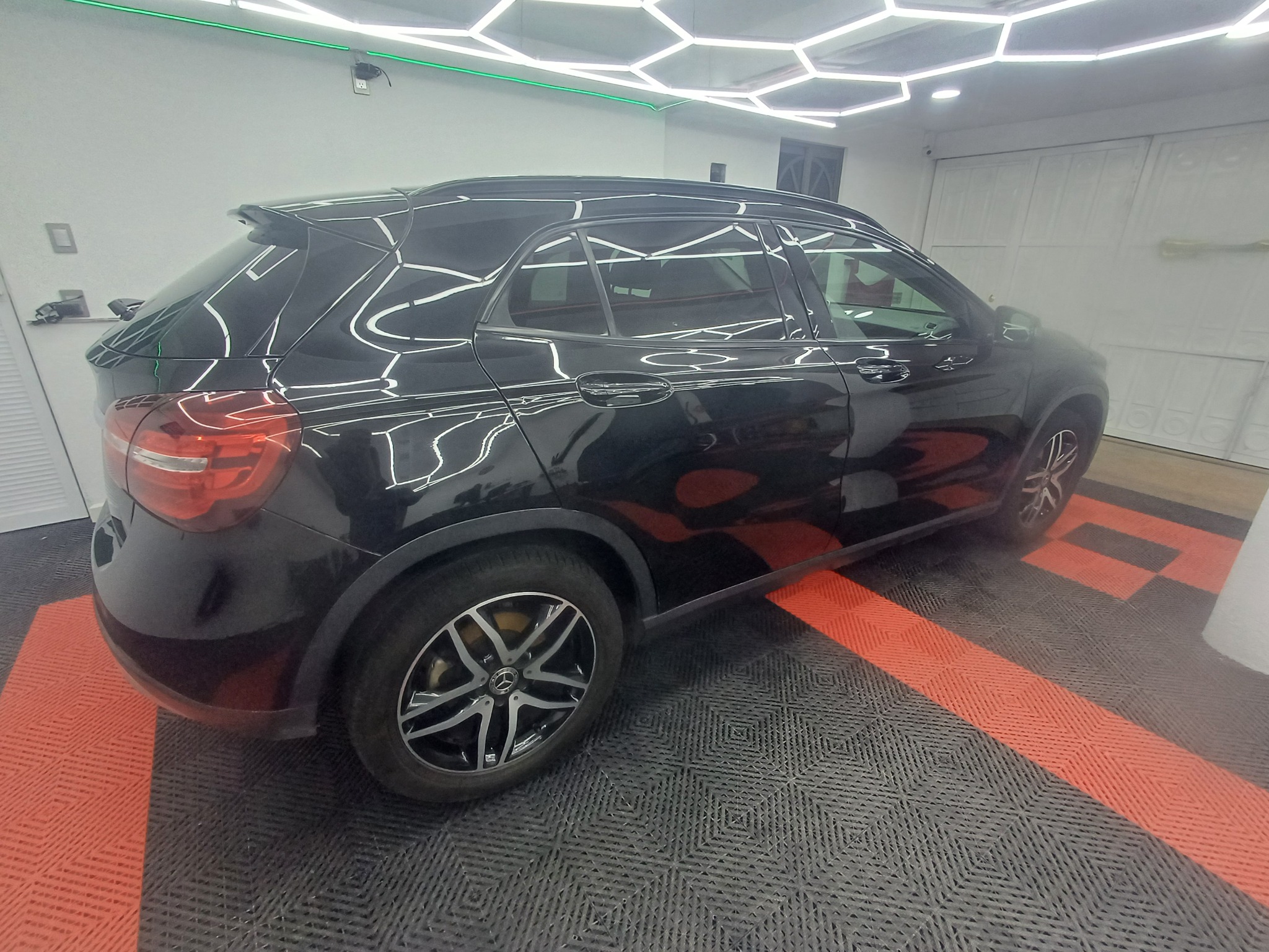 Mercedes negra detallada